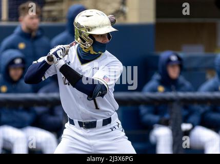 09 aprile 2022: L'outfielder di Notre Dame Ryan Cole (1) durante l'azione di gioco di baseball NCAA tra le Tigri di Clemson e la Notre Dame Fighting Irish allo Stadio Frank Eck a South Bend, Indiana. Notre Dame sconfisse Clemson 8-1. John Mersies/CSM. John Mersies/CSM. Foto Stock