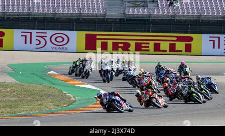 Aragon, Spagna. 10th Apr 2022. Motorland Aragon, Teruel, Spagna, Aragon, Spagna, 10 aprile 2022, primo giro nel corso del Pirelli Aragon Round - FIM Superbike World Championship 2022 - Superpole Race - World Superbike - SBK Credit: Live Media Publishing Group/Alamy Live News Foto Stock