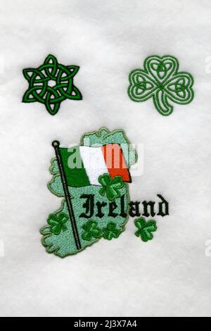 Irlanda decorazione, mappa profilo, bandiera, sciamrocks, simboli celtici, tessuto in feltro bianco, ricamo a macchina, arte, artigianato, texture, Parole, testo, PR Foto Stock