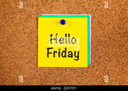 Una nota cartacea con le parole Hello Friday su una bacheca Foto Stock