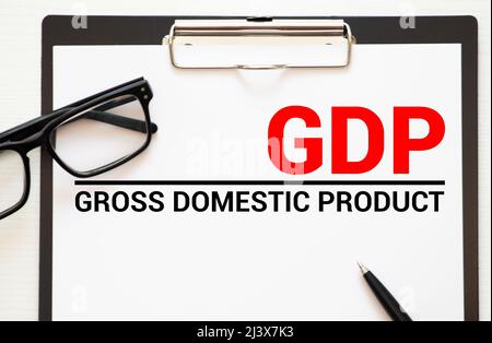 GDP. Acronimo scritto in taccuino su sfondo di legno. Foto Stock