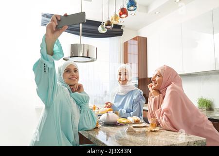 Donne rilassate in hijab in posa per la foto Foto Stock