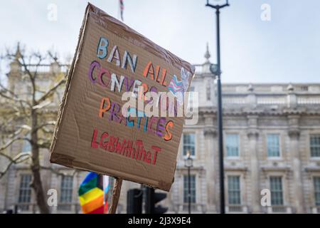 Cartelli per una protesta che chiede il divieto della terapia di conversione - Whitehall, Londra Foto Stock