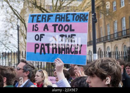 Cartelli per una protesta che chiede il divieto della terapia di conversione - Whitehall, Londra Foto Stock