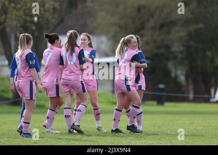 Londra, Regno Unito. 10th Apr 2022. Dulwich Hamlet festeggia il punteggio alla prima partita delle donne regionali di Londra e del Sud-Est tra Aylesford e Dulwich Hamlet all'Aylesford Football Club di Londra, Inghilterra. Liam Asman/SPP Credit: SPP Sport Press Photo. /Alamy Live News Foto Stock