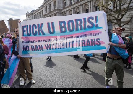 Cartelli per una protesta che chiede il divieto della terapia di conversione - Whitehall, Londra Foto Stock