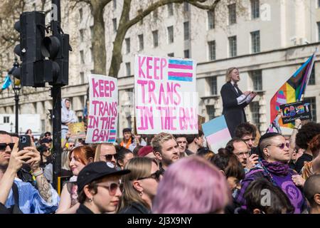 Cartelli per una protesta che chiede il divieto della terapia di conversione - Whitehall, Londra Foto Stock