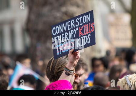 Cartelli per una protesta che chiede il divieto della terapia di conversione - Whitehall, Londra Foto Stock