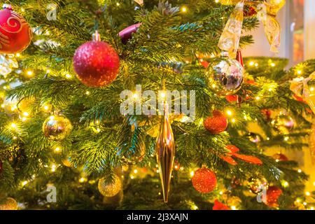 Primo piano di un albero di natale con decorazioni Foto Stock