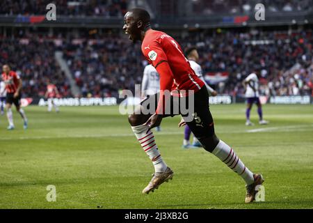 EINDHOVEN - Jordan Teze di PSV Eindhoven festeggia il 2-0 durante la partita olandese Erevisione tra PSV Eindhoven e RKC Waalwijk allo stadio Phillips il 10 aprile 2022 a Eindhoven, Paesi Bassi. ANP MAURICE VAN STEEN Foto Stock