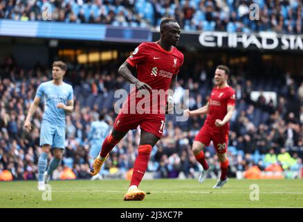 Manchester, Inghilterra, 10th aprile 2022. Sadio Mane di Liverpool celebra il suo secondo gol (2-2) durante la partita della Premier League all'Etihad Stadium di Manchester. Il credito dell'immagine dovrebbe leggere: Darren Staples / Sportimage Credit: Sportimage/Alamy Live News Foto Stock