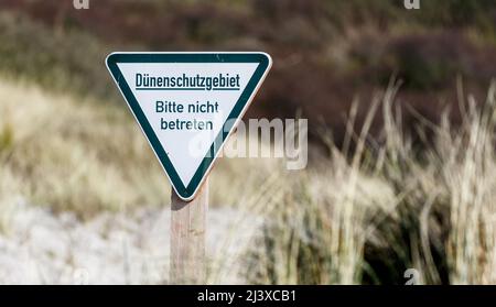 Helgoland, Germania. 25th Mar 2022. Un cartello con la scritta "zona di protezione dello stato". Si prega di non entrare' stand sulla duna Helgoland. Credit: Markus Scholz/dpa/Alamy Live News Foto Stock