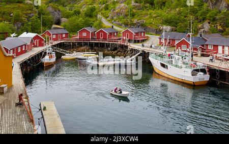 Il Quayside del patrimonio Villaggio di Nusfjord in occidentali Isole Lofoten - una volta un importante centro per la Norvegia il merluzzo industria fishng Foto Stock