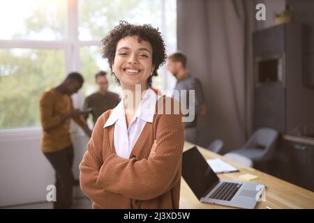 giovane donna d'affari in piedi in ufficio. Foto Stock