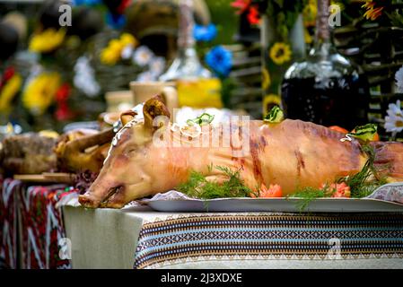 Maiale intero arrosto servito su un tavolo festivo Foto Stock