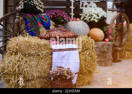 Il pane si trova su un asciugamano bianco ricamato. Foto Stock