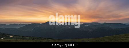 Panorama delle Montagne Rocciose al tramonto da Trail Ridge Road nel Parco Nazionale delle Montagne Rocciose Foto Stock