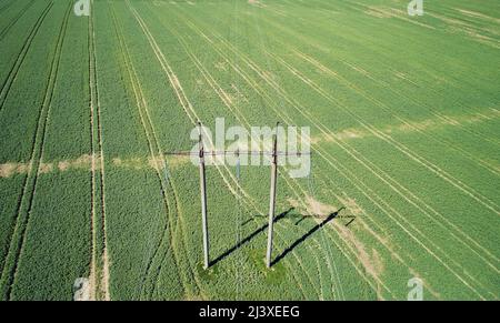 I piloni di energia elettrica con le linee di filo controllano dalla vista del drone dell'antenna Foto Stock