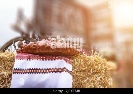 Il pane si trova su un asciugamano bianco ricamato. Foto Stock