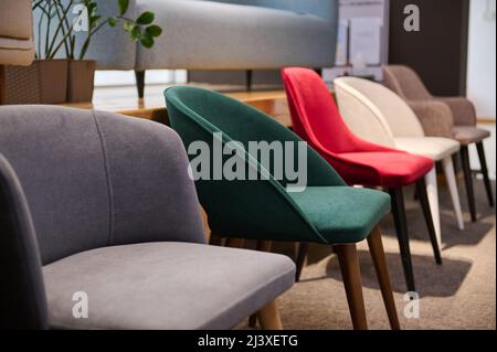 Sedie in salone di mobili. Showroom, sala espositiva di mobili moderni e morbidi, mobili imbottiti Foto Stock