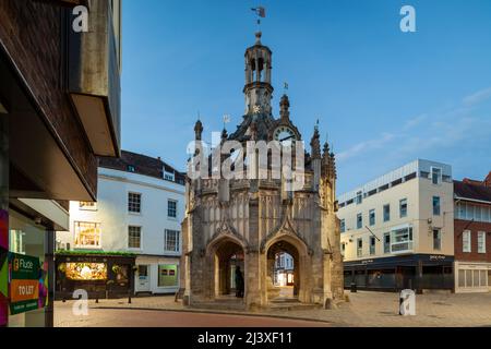 La notte cade a Chichester Cross, West Sussex, Inghilterra. Foto Stock