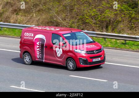 Camioncino rosso con servizio di consegna Costa Express Coffee Shop; Vauxhall Vivaro 3100 sportive S/S L1H1 3100 1997cc pulmino diesel che guida sull'autostrada M61, Regno Unito Foto Stock