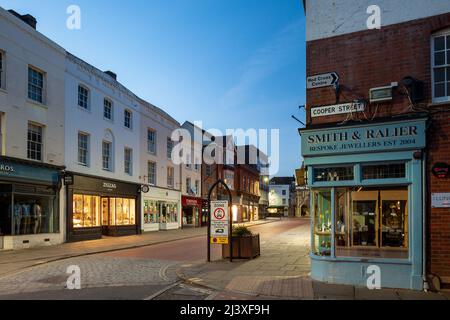 Serata su South Street a Chichester, West Sussex, Inghilterra. Foto Stock