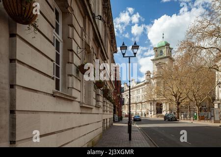 Pomeriggio di primavera su King Henry i Street a Portsmouth, Hampshire, Inghilterra. Foto Stock