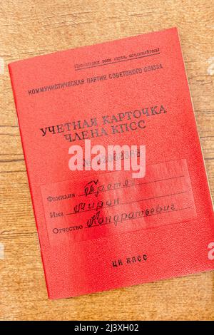 Copertina rossa di un originale era dell'Unione Sovietica / Libro dei record di adesione del Partito Comunista della Guerra fredda (КПСС / KPSS, CPSU). Vedere LE NOTE per i dettagli. Foto Stock