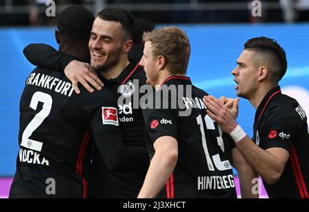 10 aprile 2022, Hessen, Francoforte sul meno: Calcio: Bundesliga, Eintracht Francoforte - SC Friburgo, Matchday 29 presso il Deutsche Bank Park. Evan Ndicka di Francoforte (l-r), Filip Kostic, Martin Hinteregger e Rafael Santos Borré festeggiano dopo la meta per le 1:1. Foto: Arne Dedert/dpa - NOTA IMPORTANTE: In conformità con i requisiti della DFL Deutsche Fußball Liga e della DFB Deutscher Fußball-Bund, è vietato utilizzare o utilizzare fotografie scattate nello stadio e/o della partita sotto forma di immagini di sequenza e/o serie di foto video-simili. Foto Stock