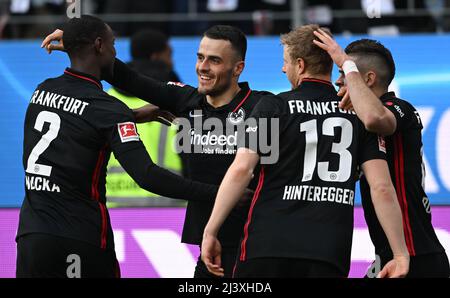 10 aprile 2022, Hessen, Francoforte sul meno: Calcio: Bundesliga, Eintracht Francoforte - SC Friburgo, Matchday 29 presso il Deutsche Bank Park. Evan Ndicka di Francoforte (l-r), Filip Kostic, Martin Hinteregger e Rafael Santos Borré festeggiano dopo la meta per le 1:1. Foto: Arne Dedert/dpa - NOTA IMPORTANTE: In conformità con i requisiti della DFL Deutsche Fußball Liga e della DFB Deutscher Fußball-Bund, è vietato utilizzare o utilizzare fotografie scattate nello stadio e/o della partita sotto forma di immagini di sequenza e/o serie di foto video-simili. Foto Stock