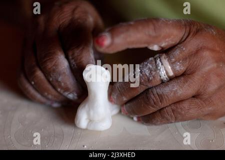 Produzione artigianale di alfenim, dolci tipici brasiliani della parte della junina Foto Stock