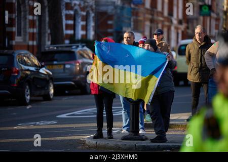 Stand per la protesta Ucraina, Londra vicino ambasciata russa in piedi per strada con bandiera Ucraina Foto Stock