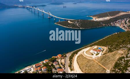 Veduta aerea di Peljeski Most, Komarna, Peljesac, Croazia Foto Stock