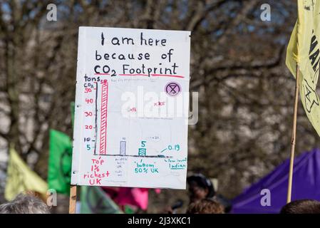 Estinzione i manifestanti della ribellione lanciano un periodo di disgregazione civile a Londra dal 9 aprile 2022. Targhetta con grafico di ingombro CO2 Foto Stock