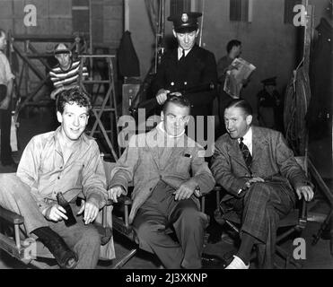 BURGESS MEREDITH con i visitatori del set JAMES CAGNEY e il regista WILLIAM KEIGHLEY sul set candid nel luglio 1939 durante le riprese di CASTLE ON THE HUDSON aka ANNI SENZA GIORNI 1940 regista ANATOLE LITVAK dal libro di Warden Lewis E. Lawes Warner Bros. Foto Stock