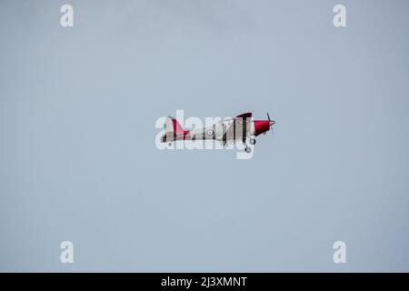 Un Airbus A320 a doppio motore Easyjet in cielo blu profondo con percorsi di vapore diagonalmente attraverso il telaio Foto Stock