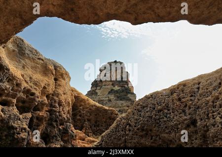 Mare stack point-naturale Arch-Praia da Marinha e Mesquita spiagge. Lagoa-Portogallo-198 Foto Stock