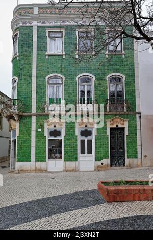 Facciata in mattonelle verdi-casa neoclassica-lastricata Praa Luis de Camoes Square. Lagos-Portogallo-204 Foto Stock