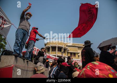 Un manifestante ha visto sventolare una bandiera durante l'anniversario. L'ex leader e manifestanti del fronte Unito per la democrazia contro la dittatura (UDD), noto anche come "camicia rossa", ha tenuto il 12th anniversario della "violenza del 2010 aprile" al Memorial del 14 ottobre 1973 a Bangkok. Più di 90 persone, tra cui il cameraman televisivo giapponese Hiroyuki Muramoto e il fotografo italiano Fabio Polenghi, sono morte nel '2010 aprile violento crackdown' da parte dei militari thailandesi, noti anche come 'April Blood' o 'Cruel April' in Thailandia. (Foto di Peerapon Boonyakiat/SOPA Images/Sipa USA) Foto Stock