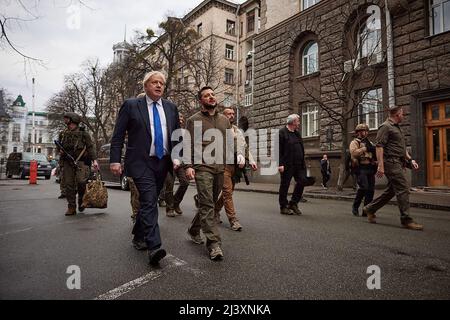 Kiev, Ucraina. 10th Apr 2022. Il primo ministro britannico Boris Johnson e il presidente ucraino Volodymyr Zelenskyy camminano in Khreschatyk Street e Independence Square durante il loro incontro a Kiev, Ucraina, sabato 09 aprile 2022. Foto di Presidenza Ucraina/UPI Credit: UPI/Alamy Live News Foto Stock