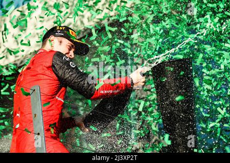 Melbourne, Victoria, Australia. 10th Apr 2022. CHARLES LECLERC della Scuderia Ferrari celebra la vittoria del Gran Premio di Formula 1 australiano 2022. (Credit Image: © Chris Putnam/ZUMA Press Wire) Foto Stock