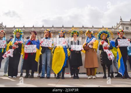 Londra, Regno Unito. 10th aprile 2022. I manifestanti si sono riuniti fuori Downing Street in solidarietà con l’Ucraina, mentre emergono notizie di massacri a Buda e in altre città e città ucraine e di atrocità commesse dalle truppe russe. Credit: Vuk Valcic/Alamy Live News Foto Stock