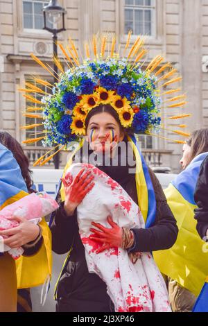 Londra, Regno Unito. 10th aprile 2022. I manifestanti si sono riuniti fuori Downing Street in solidarietà con l’Ucraina, mentre emergono notizie di massacri a Buda e in altre città e città ucraine e di atrocità commesse dalle truppe russe. Credit: Vuk Valcic/Alamy Live News Foto Stock