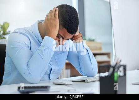 Che cosa non capiscono. Scatto di un bel giovane agente del call center seduto da solo in ufficio e che si sente stressato mentre si indossa una cuffia. Foto Stock
