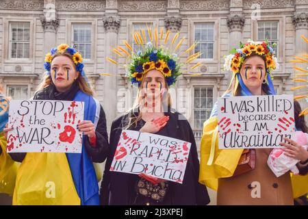 Londra, Regno Unito. 10th aprile 2022. I manifestanti si sono riuniti fuori Downing Street in solidarietà con l’Ucraina, mentre emergono notizie di massacri a Buda e in altre città e città ucraine e di atrocità commesse dalle truppe russe. Credit: Vuk Valcic/Alamy Live News Foto Stock