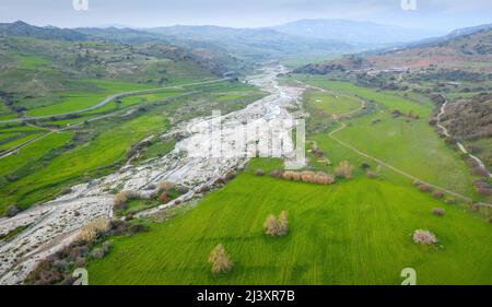 Fiume Diarizos e campi verdi in primavera. Cipro drone paesaggio Foto Stock