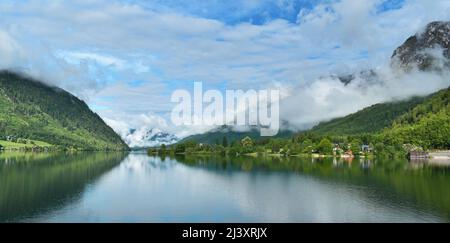 Lago Grundlsee, vista sulle montagne circostanti e la natura con le nuvole, Alpi orientali, Liezen distretto in Stiria, Austria, Europa. Foto Stock