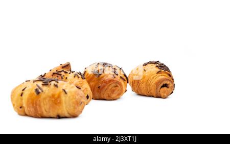 Primo piano di deliziosi croissant cosparsi di cioccolato Foto Stock