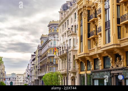 Facciate di edifici neoclassici sulla Gran Via di Madrid all'alba. Foto Stock